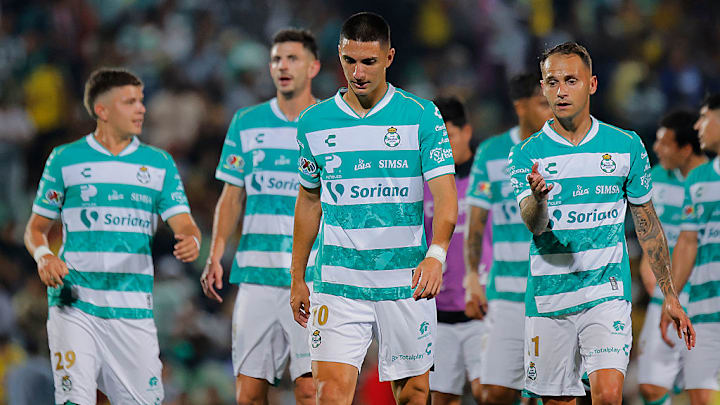 Jugadores del Santos Laguna lamentan una derrota en el Clausura 2026