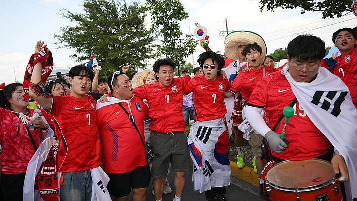 Aficionados coreanos invaden el Estadio Monterrey para ver a su selección.