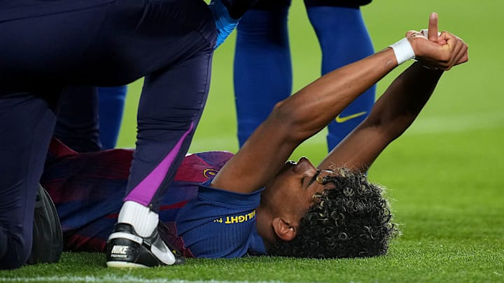 Lamine Yamal es atendido luego de mostrar dolor tras tirar un penalti.