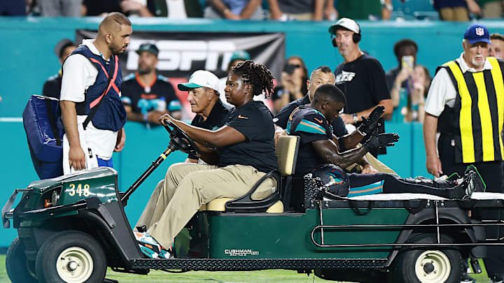 Tyreek Hill es trasladado en el 'carrito de las desgracias' tras su fuerte lesión. Tyreek Hill es trasladado en el 'carrito de las desgracias' tras su fuerte lesión.