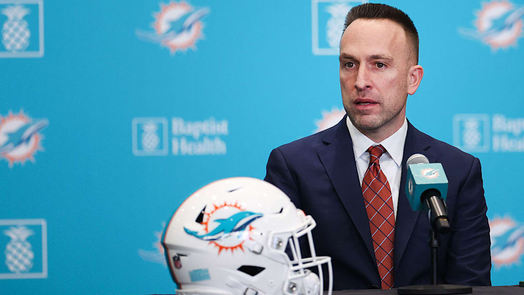 Jeff Hafley, head coach de los Miami Dolphins, tendrá mucho trabajo en el Draft.