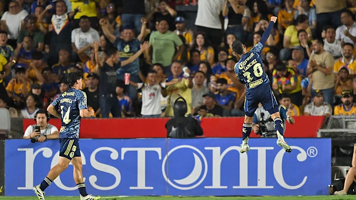 Erick Sánchez (der.) celebra su segundo gol ante los Tigres.