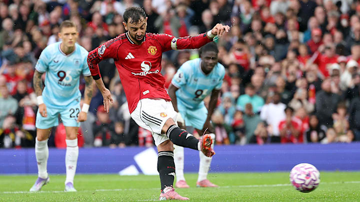 Bruno Fernandes, al momento de ejecutar el penalti que le dio la victoria al Manchester United.