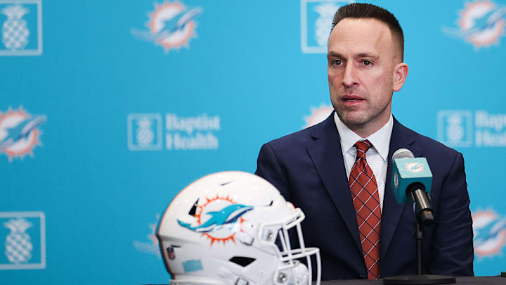 Jeff Hafley, head coach de los Miami Dolphins, tendrá mucho trabajo en el Draft.