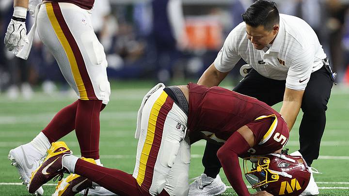 Jayden Daniels se dislocó el codo izquierdo justo antes del medio tiempo del juego ante Dallas. Jayden Daniels se dislocó el codo izquierdo justo antes del medio tiempo del juego ante Dallas.