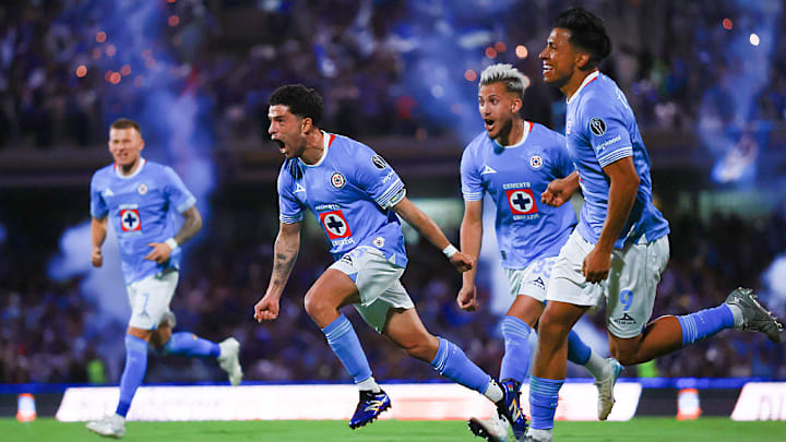 Nacho Rivero festeja el gol con el que Cruz Azul derrotó al América en el juego de ida de las Semifinales.