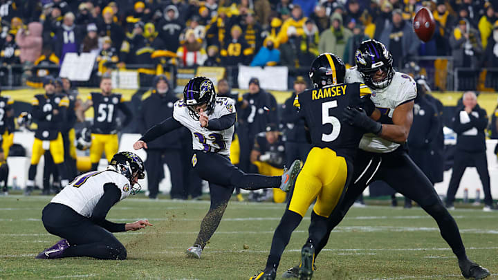 Momento en el que el pateador Tyler Loop falla el gol de campo con el que Ravens perdieron ante Steelers.