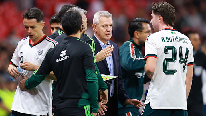 Javier Aguirre da indicaciones a sus dirigidos en el partido amistoso entre México y Portugal