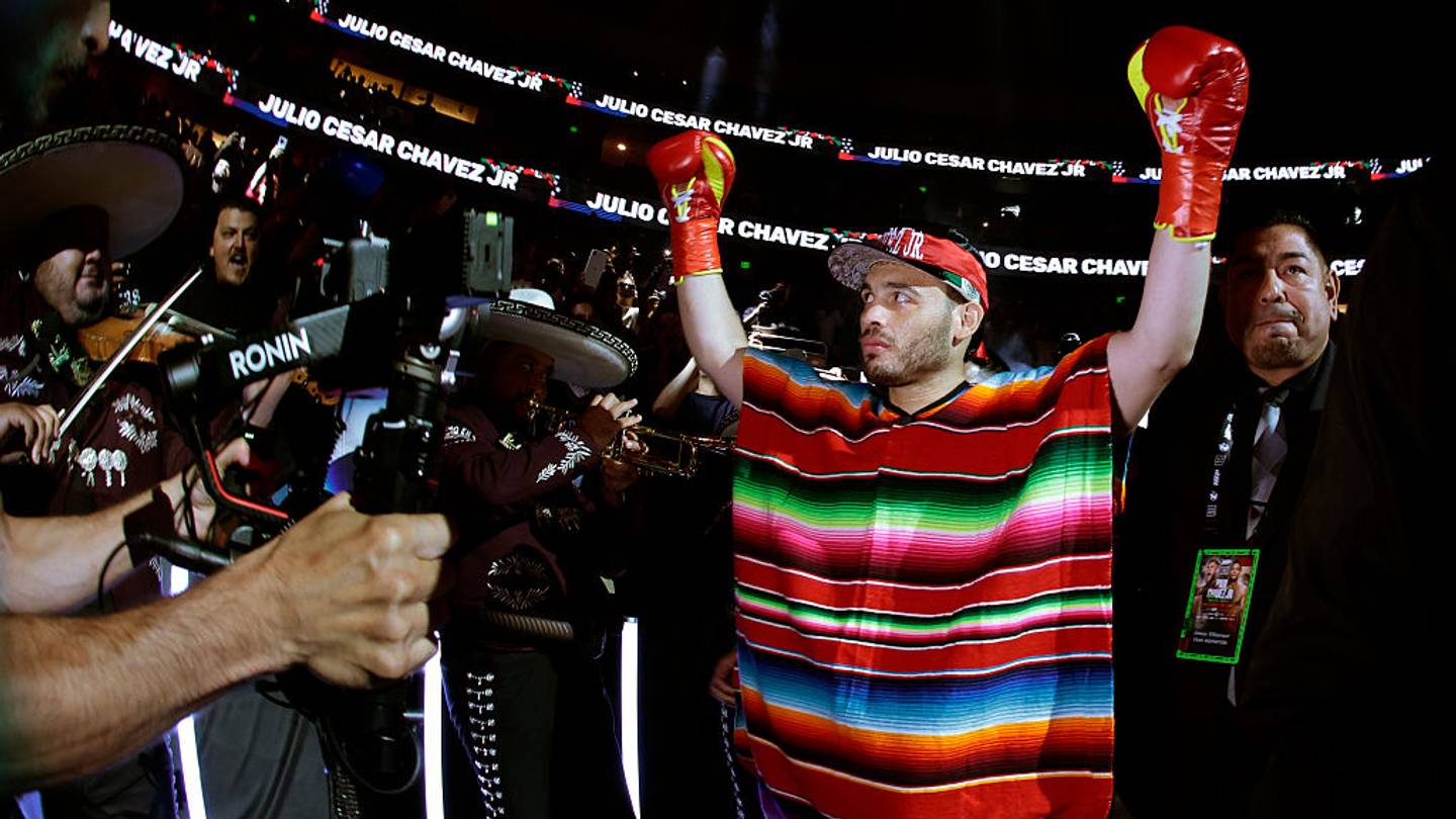 Hermanos Chávez triunfan en función de boxeo en Puebla