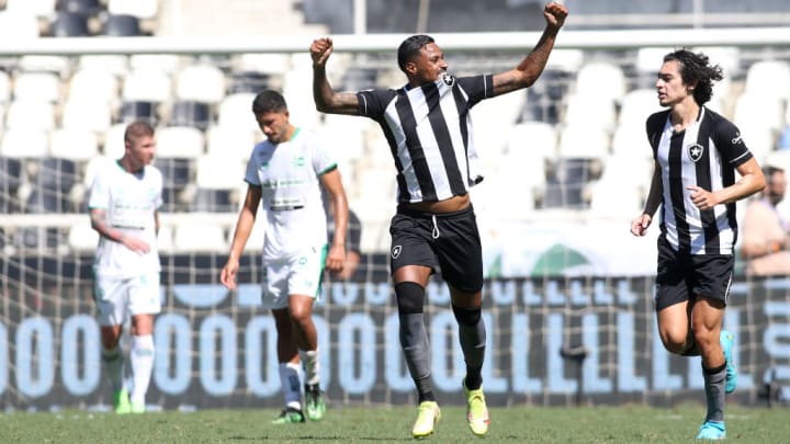 Diego Santos, atacante do Botafogo, autor de gol contra o Juventude no Brasileirão 2022