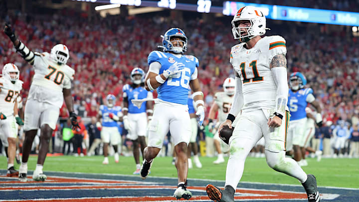 Carson Beck, QB de Miami Hurricanes anota el touchdown de la victoria frente al sorprendente Ole Miss Rebels. Miami clasifica a la final por el título.