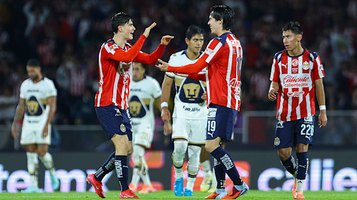 Armando González celebra un gol de las Chivas en el torneo Apertura 2025