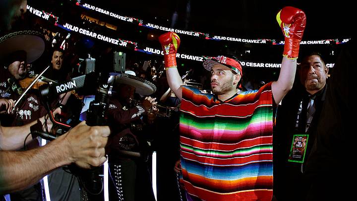 Julio César Chávez Jr derrotó por nocaut al colombiano Jeison Troncoso.