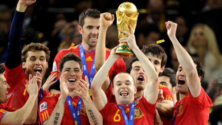 TOPSHOT-FBL-WC2010-MATCH64-NED-ESP-TROPHY