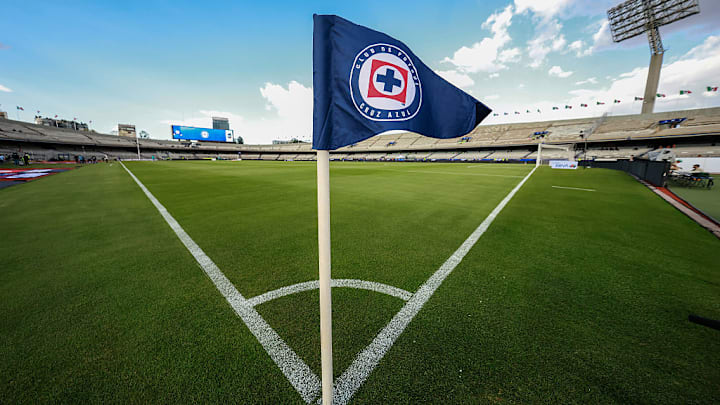 Una bandera de tiro de esquina del Cruz Azul en la cancha del Estadio Olímpico Universitario, previo a un partido del torneo Apertura 2025