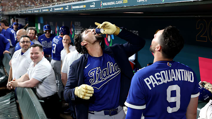 Jac Caglianone celebra con un espresso ante la mirada de Vinnie Pasquantino. Jac Caglianone celebra con un espresso ante la mirada de Vinnie Pasquantino.
