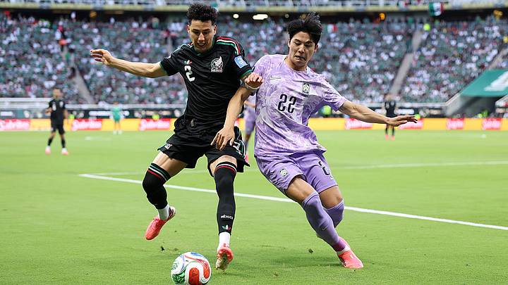 Jorge Sánchez pelea un balón con Young-Woo Seol, en el partido entre México y Corea del Sur Jorge Sánchez pelea un balón con Young-Woo Seol, en el partido entre México y Corea del Sur