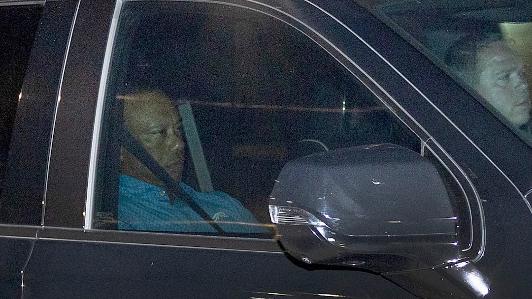 Tiger Woods captado después de ser arrestado tras su accidente. Tiger Woods captado después de ser arrestado tras su accidente.
