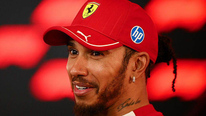 Lewis Hamilton entregó más de mil regalos al personal de Ferrari en la fábrica de Maranello. Lewis Hamilton entregó más de mil regalos al personal de Ferrari en la fábrica de Maranello.