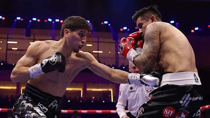 Marco Verde (i) en su debut en el boxeo profesional derrotó a Michel Polina.