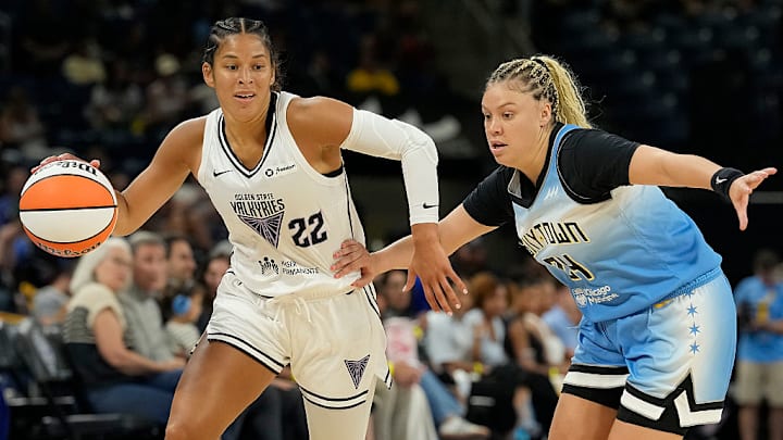 Veronica Burton (22), de Golden State Valkyries, ante Rachel Banham (24), de Chicago Sky.
