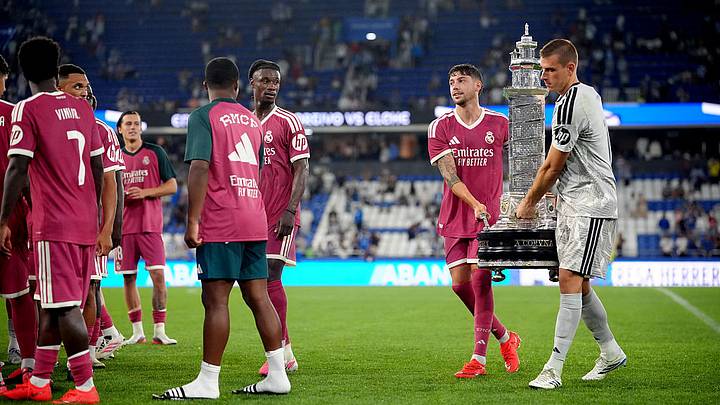 Valverde y Lunin, con el trofeo Teresa Herrera. Valverde y Lunin, con el trofeo Teresa Herrera.