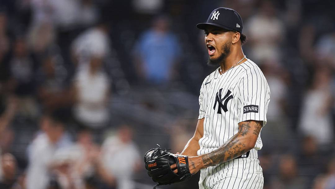 El pitcher de los Yankees, Camilo Doval, se dirige a los Pirates.