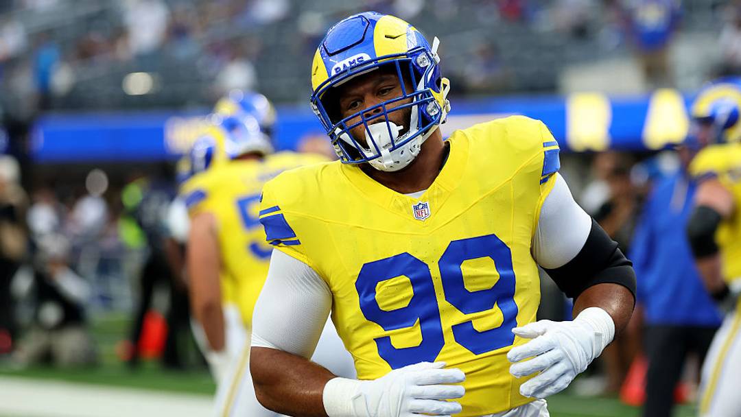 Aaron Donald se reincorporó a los Rams para su primer partido desde 2023.