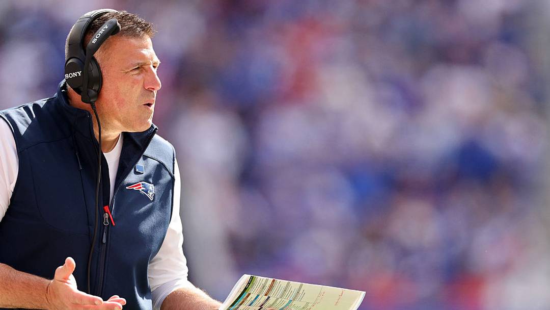 Mike Vrabel fue sancionado por conducta antideportiva. Mike Vrabel fue sancionado por conducta antideportiva.