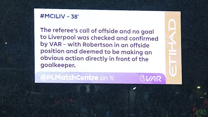 Die Abseitsentscheidung wurde den Fans im Stadion auf der Videoleinwand erklärt