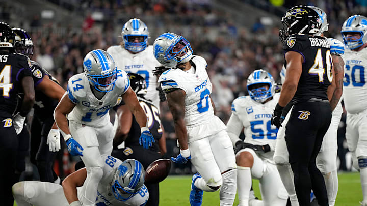 Jahmyr Gibbs (c), de los Detroit Lions, celebra su touchdown sobre los Baltimore Ravens.