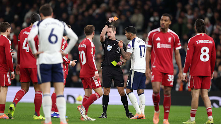 Momento en el que el 'Cuti' Romero es expulsado ante el Liverpool.