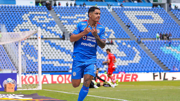 Gabriel 'Toro' Fernández anoto el primer gol de Cruz Azul sobre el Atlas en un estadio Cuauhtémoc con una pobre entrada.