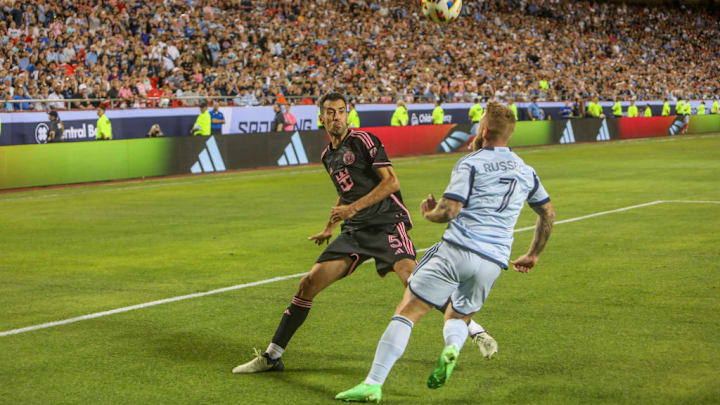 Johnny Russell, Sergio Busquets