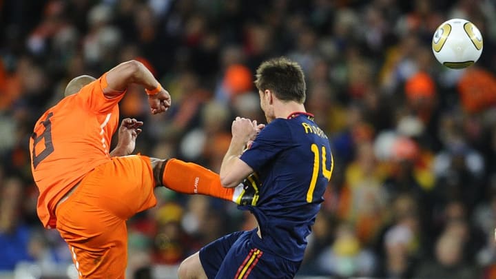 Netherlands' midfielder Nigel de Jong (L