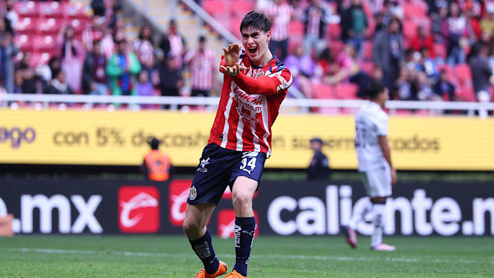 'La Hormiga' González sigue en plan grande y volvió a anotar con Chivas.