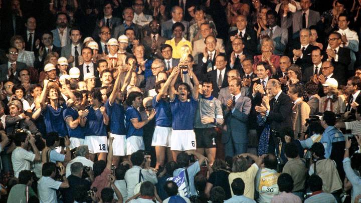 La Copa del Mundo cumplirá 100 años en 1930, y varios de sus campeones antiguos aún viven. La Copa del Mundo cumplirá 100 años en 1930, y varios de sus campeones antiguos aún viven.