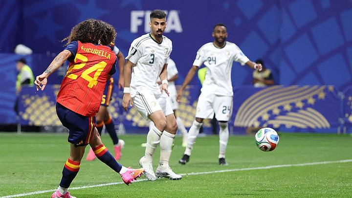 Marc Cucurella, de España, dispara y provoca el autogol de Hassan Al-Tambakti, de Arabia Saudita