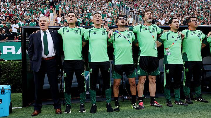 Aguirre defendió la decisión de darle minutos a Guillermo Ochoa y descartó cualquier influencia externa.