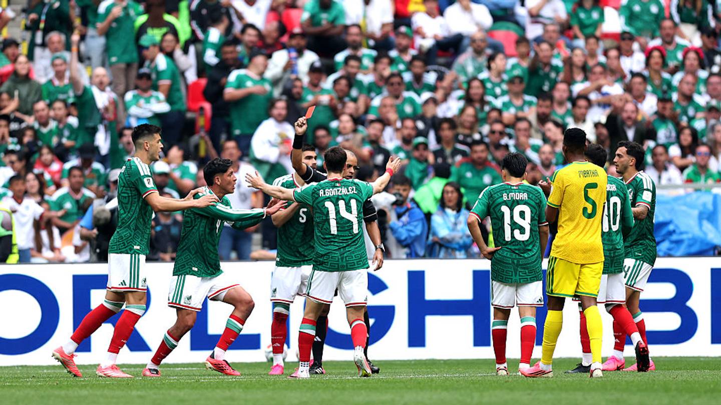 El México vs Sudáfrica, con tres expulsados, casi empata el 