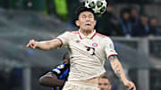 Min-jae Kim beim Kopfball