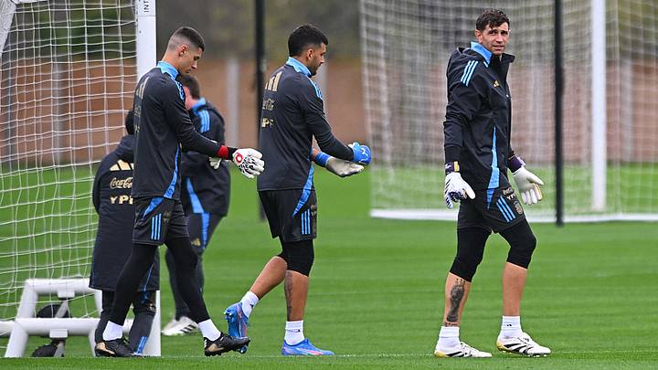 Emiliano Martínez podría ser titular con Argentina el próximo martes ante Argelia. Emiliano Martínez podría ser titular con Argentina el próximo martes ante Argelia.