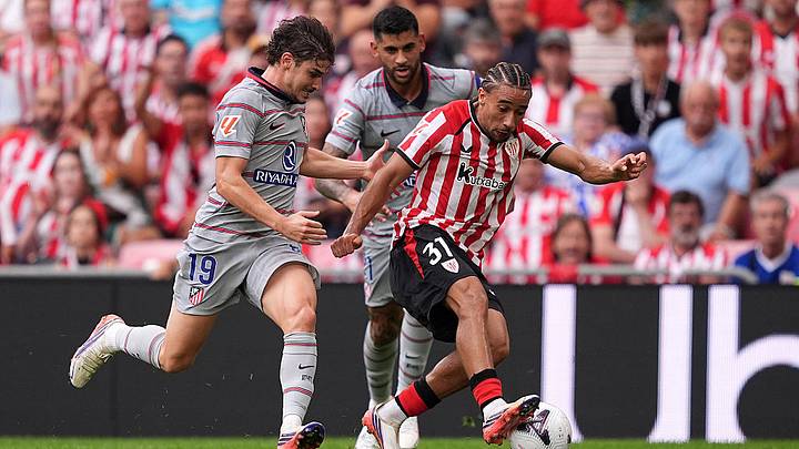 Julián Álvarez (I), del Atlético de Madrid, marca a Johaneko Louis-Jean, del Athletic de Bilbao.