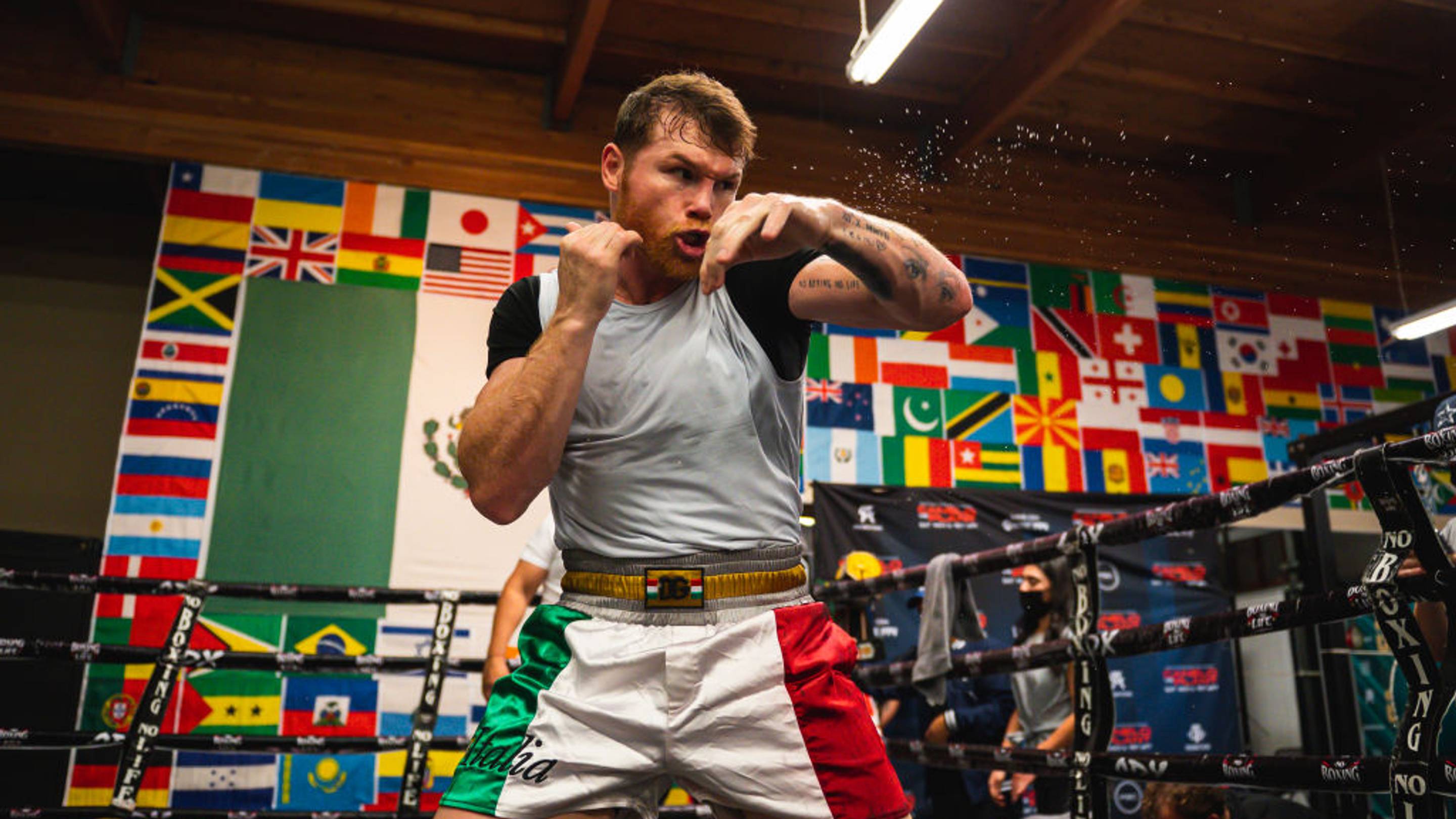 Canelo Álvarez entrena en España tras lo aprendido en su primera pelea en Arabia