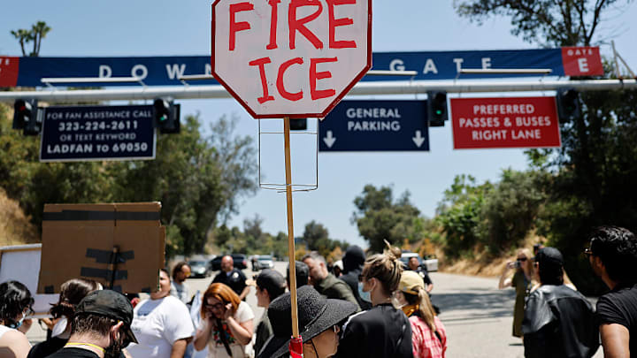 Manifestantes a las afueras de Dodger Stadium, luego de que a agentes migratorios les fuera negado el acceso al inmueble.