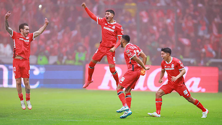 Jugadores del Toluca celebran el título del Clausura 2025