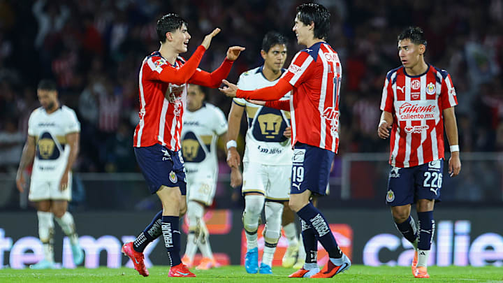 Armando González celebra un gol de las Chivas en el torneo Apertura 2025