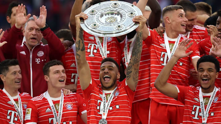 Tolisso mit der Meisterschale