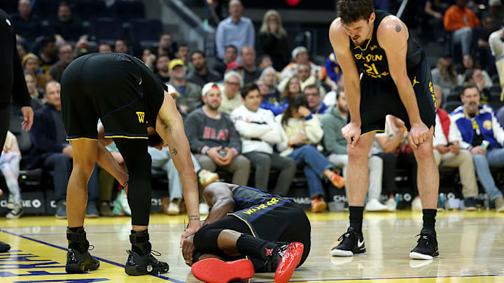 Jimmy Butler, tirado en la duela, tras sufrir su lesión.