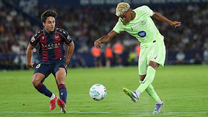 Carlos Álvarez disputa un balón contra Lamine Yamal